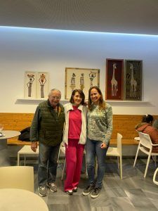 José Antonio y Patricia con Begoña en la recién inaugurada exposición en nuestro establecimiento de Pilar de la Horadada